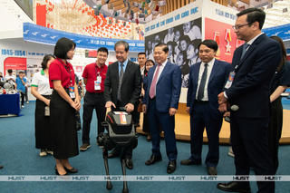 Đại học Bách khoa Hà Nội lên tiếng về robot hai chân gắn logo trường