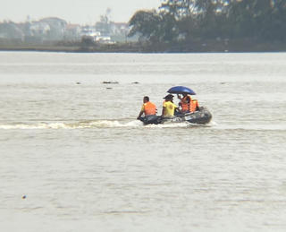 Nghi vấn cha ôm 2 con nhảy cầu Bến Thủy: Tìm thấy thi thể 2 bé gái