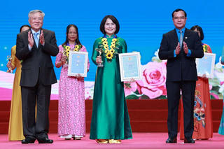 Tuyên dương nữ đoàn viên, người lao động “giỏi việc nước, đảm việc nhà”