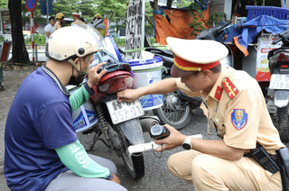 CSGT Hà Nội xử phạt nhiều xe máy che biển kiểm soát để tránh bị ghi hình