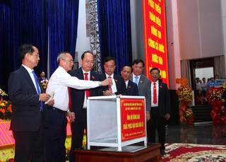 Đại biểu dự Đại hội Đảng bộ tỉnh Cà Mau ủng hộ đồng bào thiệt hại do bão, lũ
