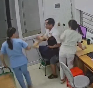 Nghệ An: Người đàn ông xông vào phòng cấp cứu bệnh viện, đòi hành hung bác sĩ