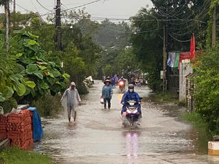 Huế: Mưa lớn, hàng nghìn học sinh được nghỉ học