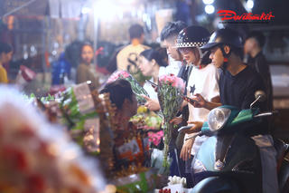 Chợ hoa đêm lớn nhất Thủ đô nhộn nhịp trước ngày 20/10