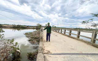 Người dân Hà Tĩnh thấp thỏm mỗi ngày qua cây cầu hư hỏng