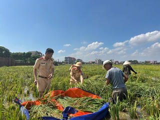 200 cán bộ chiến sĩ Công an Hà Nội giúp người dân xã Đa Phúc dọn dẹp sau lũ