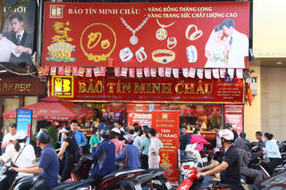 Hà Nội: Giá vàng tăng cao, người dân xếp hàng dài chờ mua trên phố Trần Nhân Tông