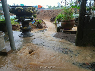 Đà Nẵng: Mưa lớn nước tràn vào nhà dân 