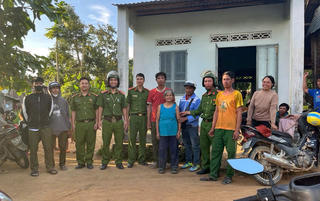 Quảng Ngãi: Công an xã cứu cụ bà 95 tuổi bị lạc 2 ngày trong rừng