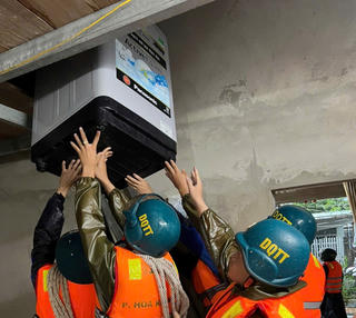 Mưa lớn, Bộ Chỉ huy quân sự TP Đà Nẵng huy động lực lương giúp dân