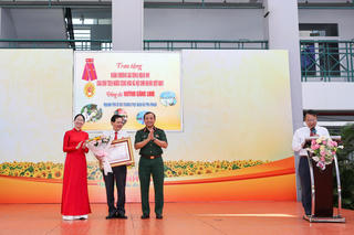 Trao Huân chương Lao động hạng Nhì cho ông Huỳnh Đăng Linh 