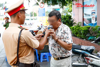 Tài xế vừa đi tù hơn 10 năm vi phạm nồng độ: Phân trần không biết luật rồi bỏ xe đi về