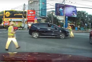 Nghệ An: Điều tra xử lý tài xế không chấp hành hiệu lệnh, ủi cảnh sát giao thông lên nắp capo