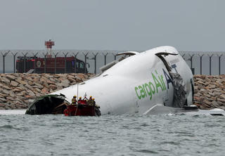 Hông Kông: Máy bay chở hàng trượt khỏi đường băng, 2 người có thể thiệt mạng