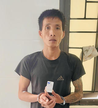 Khởi tố người cha dượng dùng búa hành hung con riêng của vợ