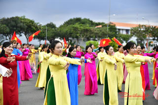 TP Hồ Chí Minh: Đồng diễn áo dài và trao giải cuộc thi ảnh 'Áo dài bên cánh sóng'