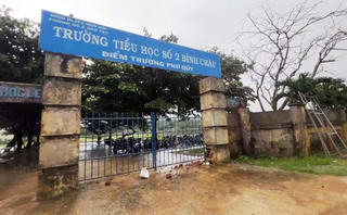 Quảng Ngãi: Sét đánh trúng cổng trường tiểu học trong cơn mưa giông lớn