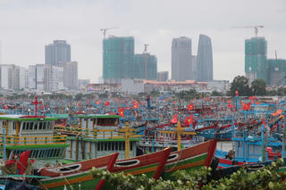 Tàu thuyền miền Trung vào cảng cá Thọ Quang trú tránh bão