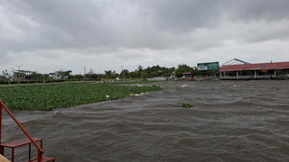 Huế: Triều cường dâng khiến nhiều tuyến đường, hàng quán bị ngập