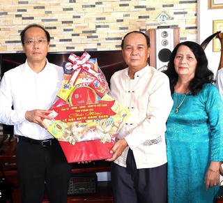 Chủ tịch Mặt trận Khánh Hòa thăm, chúc mừng các gia đình người Chăm tiêu biểu nhân dịp Lễ hội Katê 2025