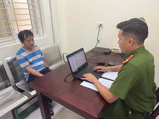 Tạm giữ hình sự đối tượng lao xe ô tô vào cán bộ Công an