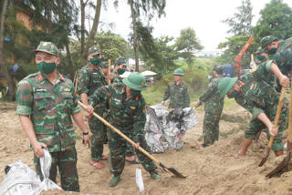 Đà Nẵng: Chiến sĩ căng mình gia cố bờ biển Đà Nẵng bị xâm thực do bão số 12