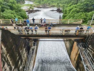 Đà Nẵng: Người dân tất bật di dời lồng bè trước khi hồ Phú Ninh xả nước 