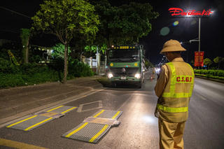 CSGT Hà Nội 'xuyên đêm' xử lý gần 100 trường hợp xe tải vi phạm