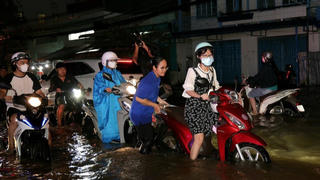 Nhiều khu vực tại Cần Thơ, TP Hồ Chí Minh chìm sâu trong nước triều cường