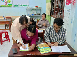 Từ ngại học đến say mê con chữ nơi biên giới