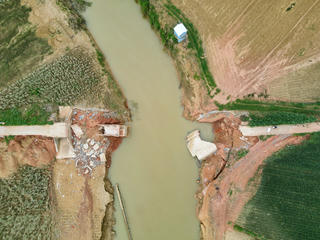 Cầu Mọ bị lũ cuốn, hàng trăm hộ dân vất vả tìm đường qua sông