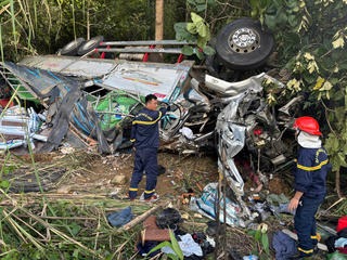 Quảng Ngãi: Lật xe tải trên quốc lộ 14C, 2 người tử vong