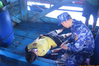 Quảng Ngãi: Một tàu cá bị phá nước có nguy cơ chìm trên biển