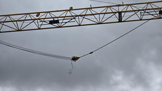 Gãy cẩu tháp công trình chung cư cao tầng ở biển Đà Nẵng