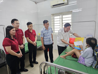 Cháu bé bị cha dượng dùng búa bạo hành sẽ ra viện và chuyển về quê học tập