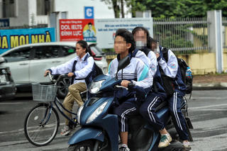 Hà Nội: 6 tháng, gần 4.700 trường hợp học sinh vi phạm không đội mũ bảo hiểm