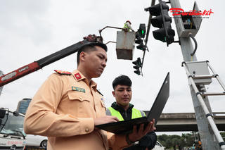 Theo chân CSGT Hà Nội lắp đặt camera AI phạt nguội