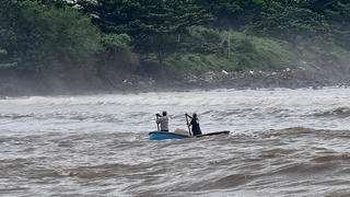 Quảng Ngãi: Vượt sóng dữ, ngư dân săn lộc biển sau bão