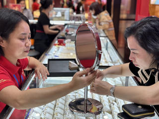 Giá vàng lên sát 150 triệu đồng/ lượng