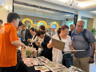 Say sưa ngắm nhìn các sản phẩm nghệ thuật của trẻ khuyết tật