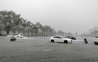 Mưa lớn ở Trung Trung Bộ và Tây Nguyên, cảnh báo lũ quét và biển động mạnh