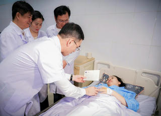 Bộ Y tế tặng bằng khen cho 4 nhân viên y tế cứu người bị truy sát ở Bệnh viện Sản Nhi Nghệ An