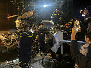 Lai Châu: Nghẹt thở giải cứu tài xế mắc kẹt trong cabin xe đầu kéo bị lật