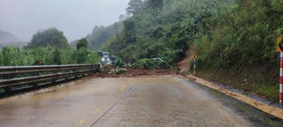Quảng Ngãi: Mưa lớn gây sạt lở, chia cắt nhiều tuyến đường ở miền núi phía Tây