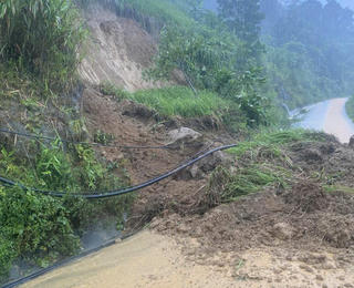 Đà Nẵng: Mưa lớn gây sạt lở, cô lập nhiều tuyến đường ở xã Trà Leng