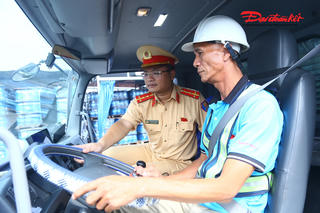 CSGT Hà Nội tuyên truyền, phổ biến pháp luật về trật tự an toàn giao thông cho lái xe