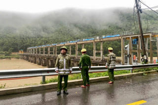 Đà Nẵng: Sơ tán hơn 50 hộ dân trước khi dập Nam Mỹ xả lũ