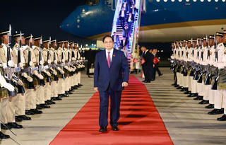 Thủ tướng tới Kuala Lumpur, bắt đầu chuyến công tác dự Hội nghị cấp cao ASEAN