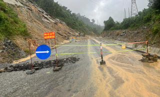 Đà Nẵng: Mưa lớn gây sạt lở nghiêm trọng, chia cắt nhiều tuyến đường miền núi 