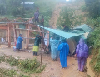 Đà Nẵng: Mưa lớn gây sạt lở, hàng trăm hộ dân phải di dời khẩn cấp